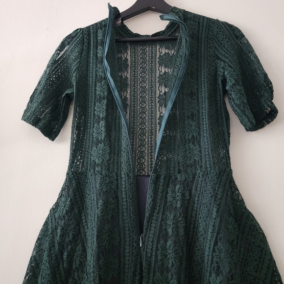 STORETS Emerald Green Floral Lace Modest Midi Dress - Picture 6 of 8